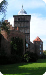Das Burgtor mit Mauer